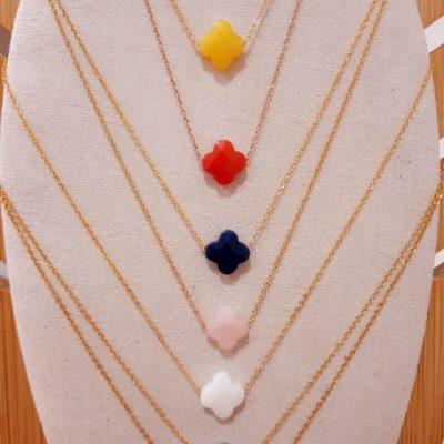 colliers avec motif trefles